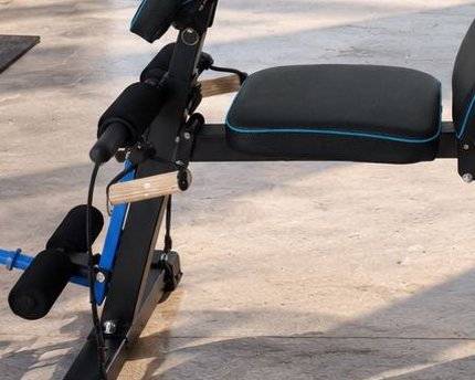 Asiento del TX-11 con ribete cian, visto de perfil