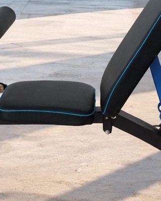 Primer plano del asiento y el respaldo con el ribete en cian a lo largo del borde