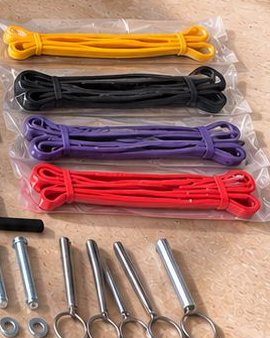 Las cuatro bandas elásticas de resistencia en sus fundas: amarilla, negra, morada y roja